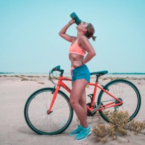 Woman Drinking on Black Tumbler While Looking Up and Placing Her Left Hand on Waist - bewegen