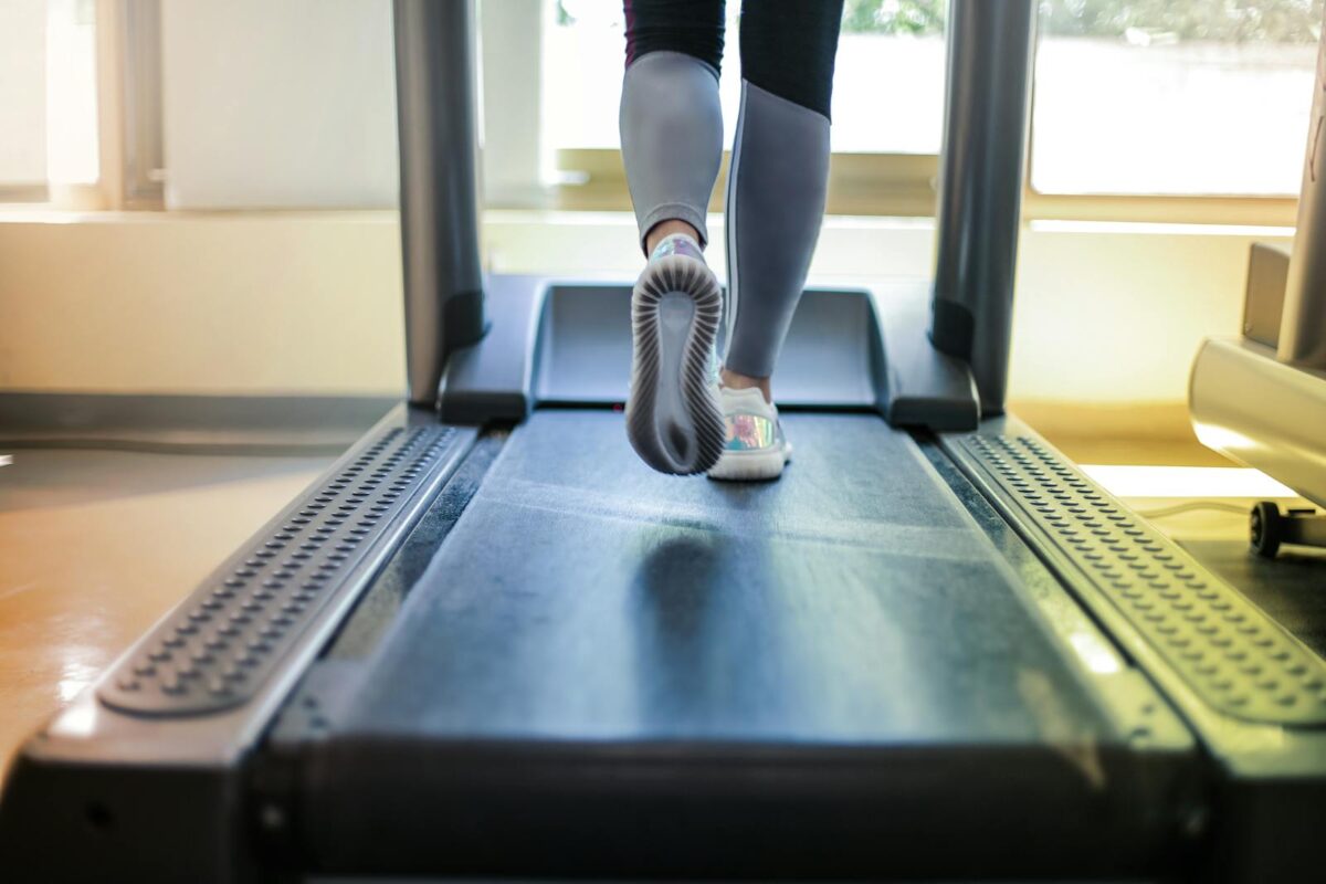 Photo Of Person Using Treadmill - bewegen