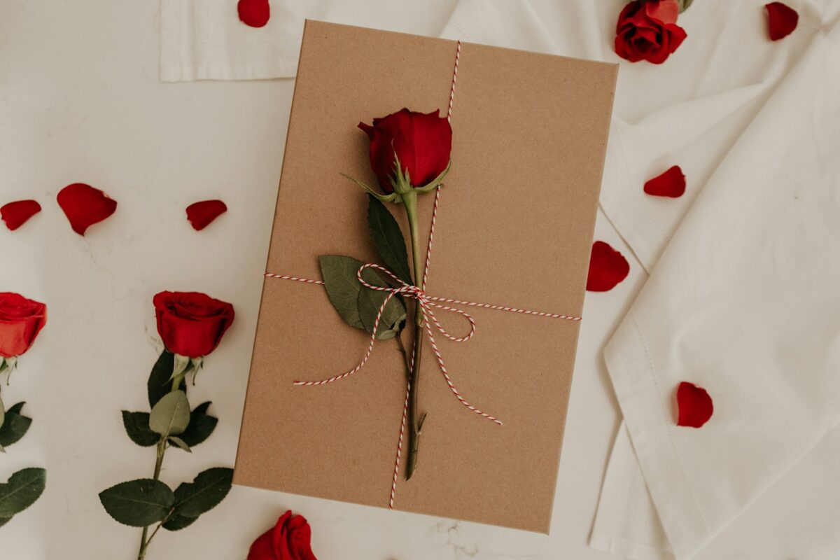 red rose on brown envelope- valentijnsavond