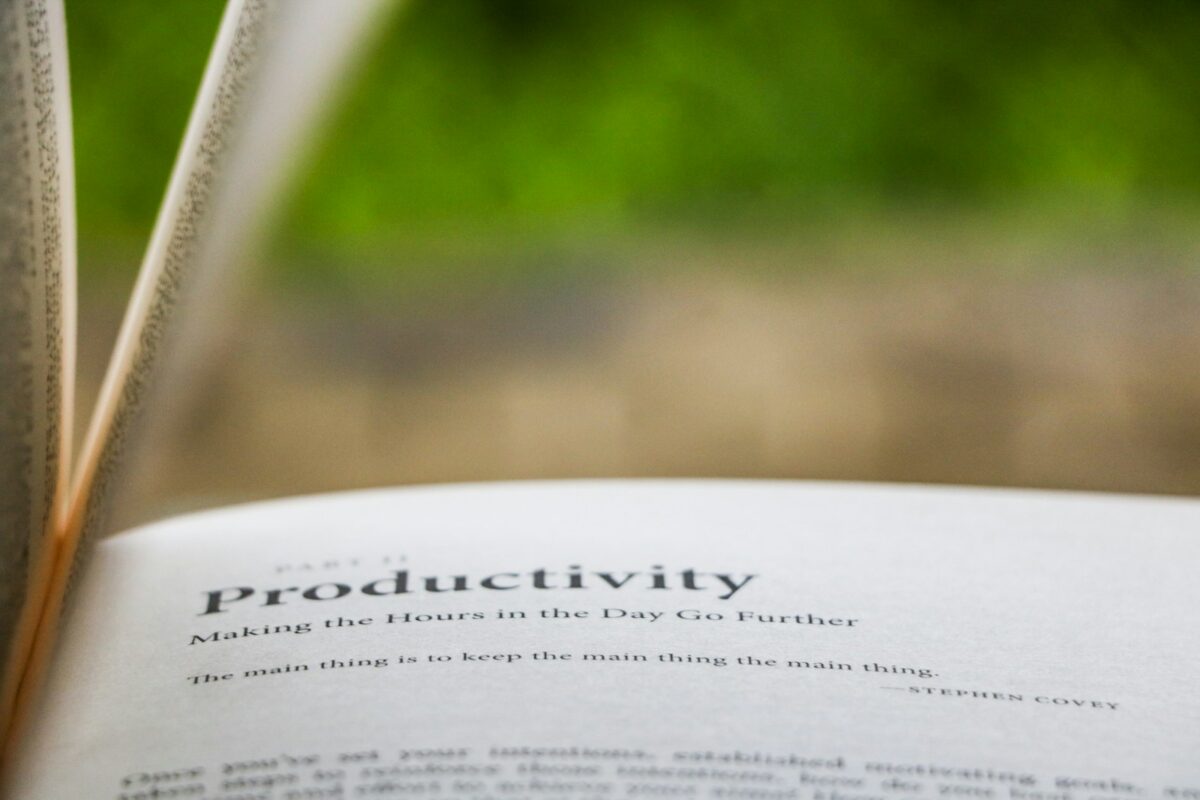 selective focus photography of Productivity printed book. Productieve avond